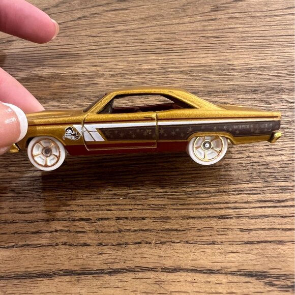 2021 Hot Wheels Christmas Workshop Series '66 FORD 427 FAIRLANE Gold - Picture 4 of 6